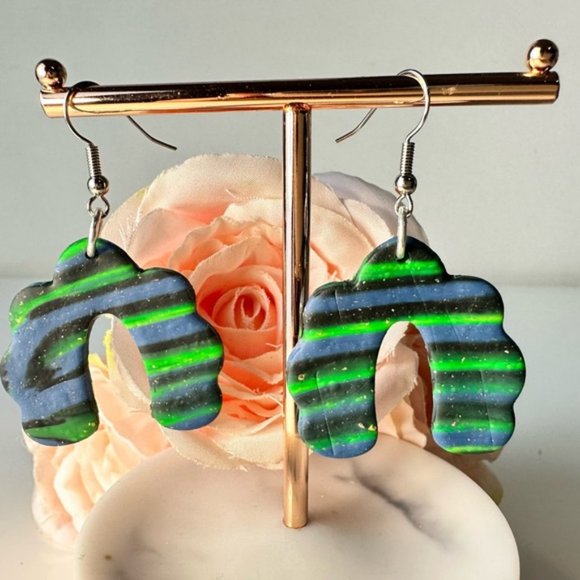 Gorgeous Hand Made Galaxy cute little light weight Earrings Gorgeous Jewellery - Picture 2 of 5